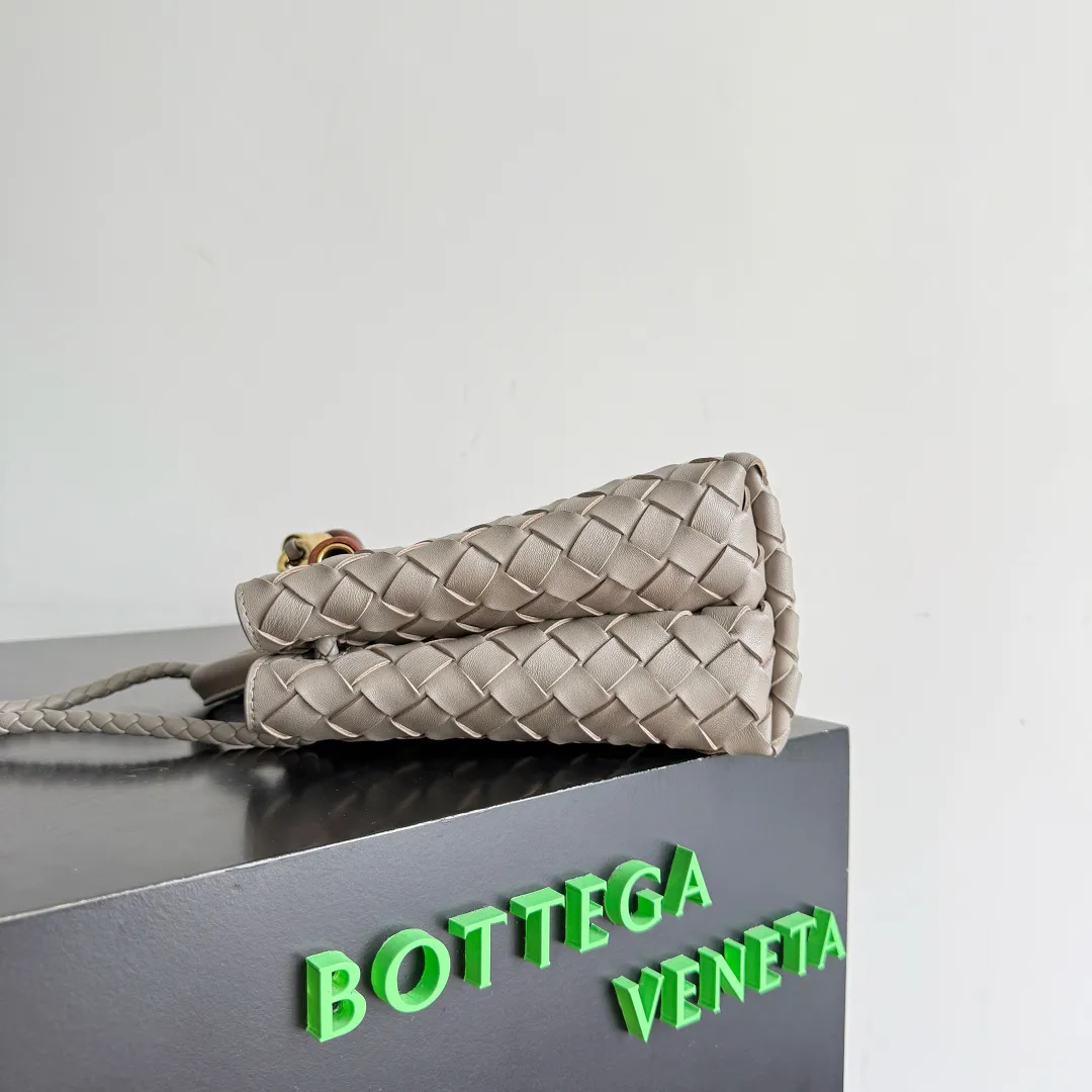 The new Andiamo batch of 3060 BV is shipped‼ ️The classic intercciato weaving process is used to create a soft bag, the metal knot is made of micro-cast aluminum using jewelry technology🪢, and the decorative beads are made of metal and hand-polished oak, allowing you to jump repeatedly between elegance and fun💃, making it unpredictable. Classic and versatile, it shows off your temperament, and the bag has a large capacity, making it very convenient for daily commuting! It has a variety of carrying methods, the shoulder straps can be adjusted by yourself, the original lambskin feels soft and delicate, and the unisex style breaks gender boundaries and brings a more practical and long-lasting use experience. The Andiamo, which has both elegant and casual styles, perfectly interprets the "fashionable old money style". Style number: 743568+wood hardware Color: stone gray Size: 25*22*10.5cm